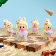將圖片載入圖庫檢視器 Pop Mart THE MONSTERS 象棋大冒險系列 搪膠毛絨吊卡｜皇后 Labubu｜Pop Mart 正品｜泡泡瑪特

